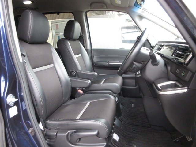 運転席には高さ調整ができる『シートハイトアジャスター機能』が付いています！　これなら小柄な方にも大柄な方にも自分にぴったりの運転姿勢がとれますね～！