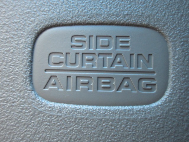 サイドカーテンエアバックシステムは、側面衝突時に大人から子供までさまざまな体格の乗員の頭部や頚部を広範囲で保護。特にセンターピラーへの頭部衝突を防ぐ展開性能を実現しています。