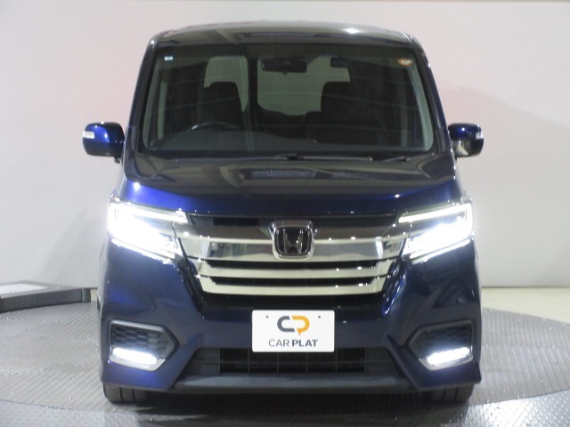 ハロゲンより明るく、より遠くまでさらなる安心感のあるLEDヘッドライトを採用。照射軸の上下方向を自動調整するオートレベリング機構、点灯忘れも防止できるオートライトコントロール機構付きです。