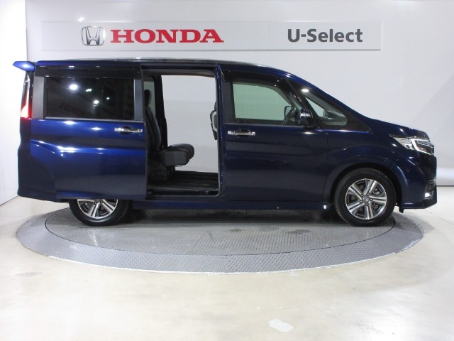 両側電動パワースライドドアがついております。ご年配の方や小さいお子さんの乗り降りも楽々ですね。万が一ドアに手を挟んでしまっても、挟み込み防止機構が付いて安心です。