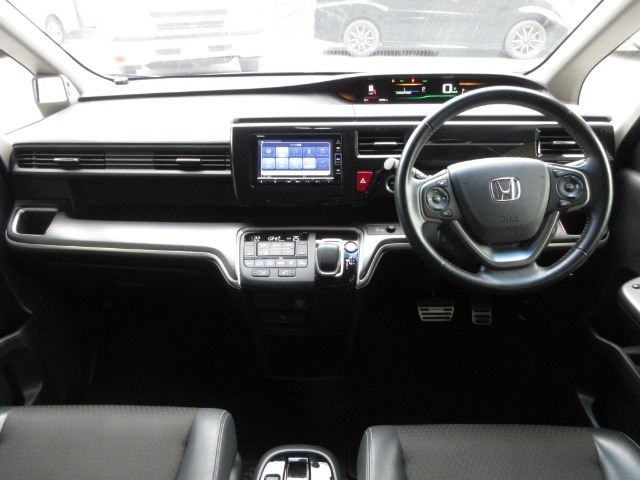 握りやすいハンドルには、オーディオコントロールとクルーズコントロールスイッチが装備されており、ハンドルから手を離さずに操作が出来ます。感覚で操作ができて便利で安全ですね！