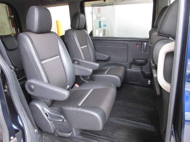 小さなお子さまや年配の方も乗りこみやすい低いステップ高。軽い力で開くパワースライドドアともあいまって、毎日乗り降りするほど実感できる便利さです。