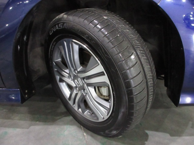 タイヤは　ダンロップ　エナセーブ　7分山程度　2025年製がついてます。そして足元を精悍に引き締めるホンダ純正16インチアルミホイール、おしゃれは足元から、カッコイイですね！