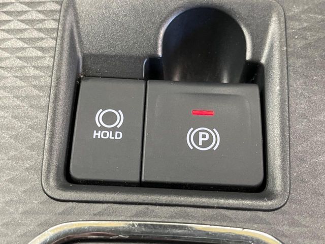 【オートブレーキホールド】信号待ちや渋滞で停車時にブレーキから足を離しても、停止状態を保持してくれます。前進するときはアクセルを踏めば自動で解除されるので安心♪街乗り運転が楽になります♪