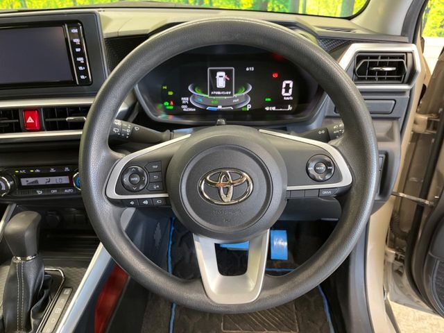 インテリアに合わせたデザインのステアリングは、運転される方のことも考え、運転しやすい形状、大きさです。是非一度、実際に触ってお確かめください。