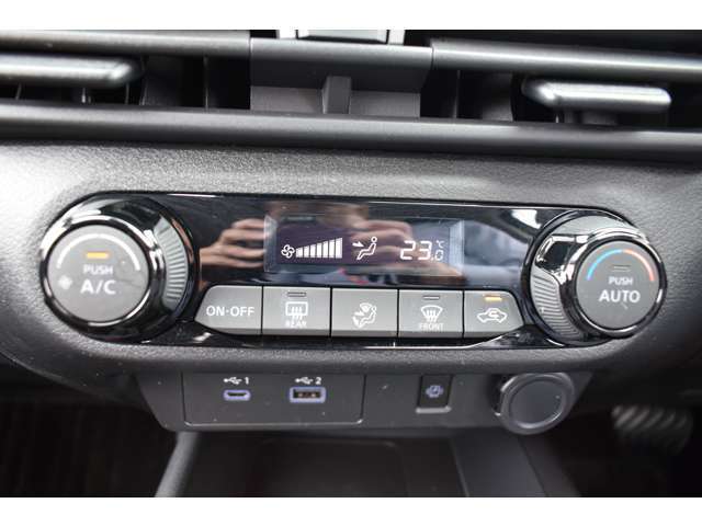オートエアコンで温度を設定するだけで快適な車内環境を維持することができます！