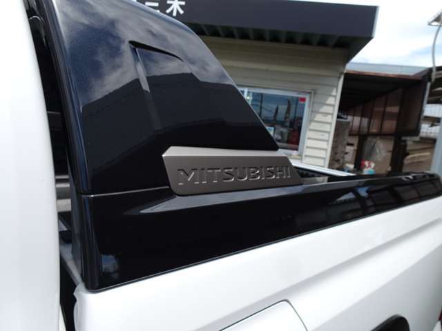 荷室にもスタイリッシュなMITSUBISHIロゴ