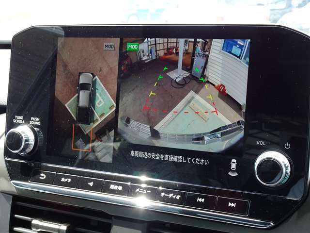 前後左右4つのカメラをCG合成して上から見下ろした画像を合成。車庫入れらくらくの全周囲カメラ付きです
