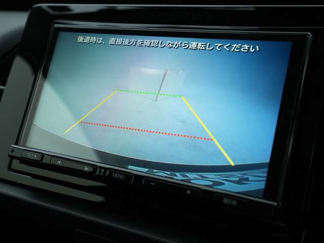 【ナビ】メモリーナビを備え、不慣れな道でも高精細ナビでしっかりサポート♪バックカメラ連携機能も備え、後退時もしっかりサポートします♪