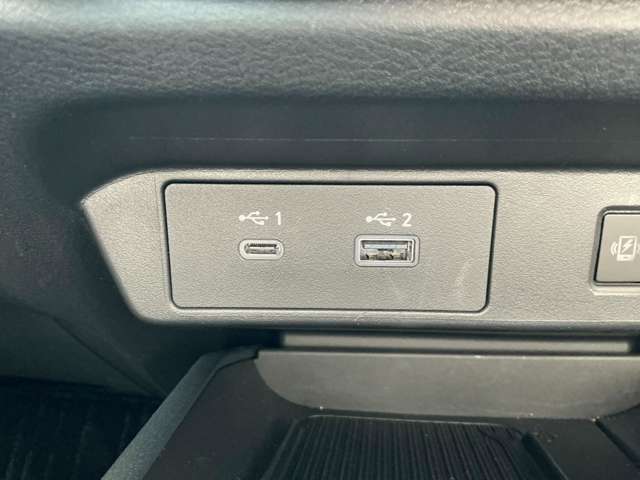 USB端子がタイプAとタイプCの二種類付いています！機器の充電だけではなく、ナビに接続することも可能なので、ポータブルオーディオなどを充電しつつ音楽を楽しんでいただくことも可能です。