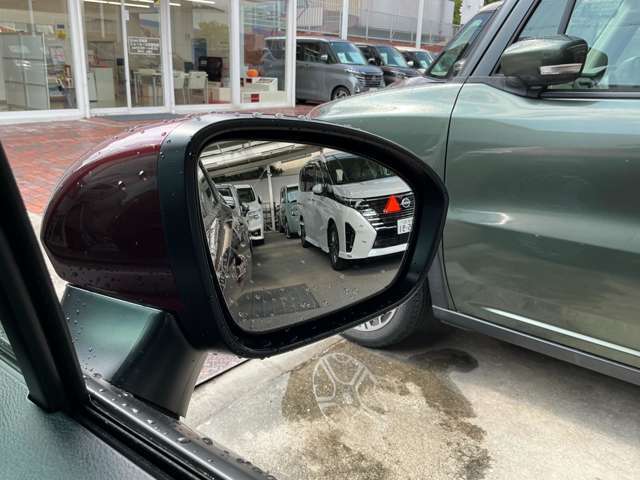 後側方衝突防止支援システムと後側方車両検知警報が付いています！車両の後ろ側方の死角に車が居る場合にドアミラーのランプが点灯し、注意を促して補正してくれます！車線変更などのときにとても便利ですね！