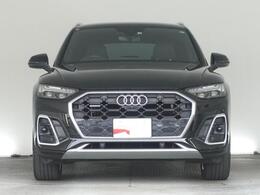 Audiデザインの特徴であるシングルフレームグリルが存在感を主張します。