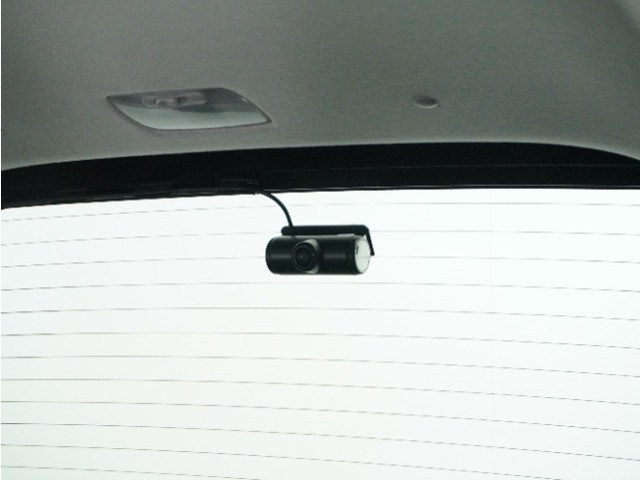 この車にはリアにもドライブレコーダーを装備しております◆映像・音声などを記録する自動車用の装置です。　もしもの事故の際の記録はもちろん、旅行の際の思い出としてドライブの映像を楽しむことができます。