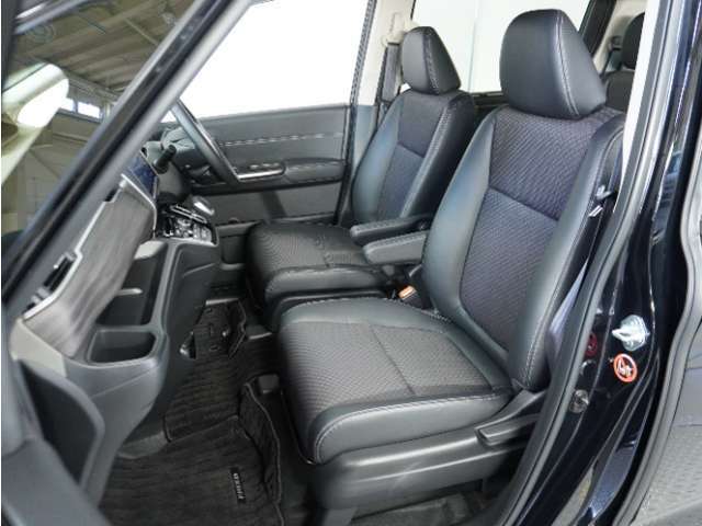 運転席と助手席は足元が繋がっているので自由に行き来しやすいので駐車場が狭いときでも助手席側からスムーズに乗り降りできて便利！