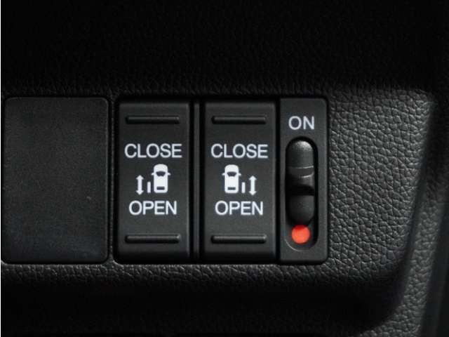 ◆両側電動スライドドア◆狭い駐車場でも乗り降りが楽々♪お子様が隣の車にドアを当ててしまう心配もございません！小さなお子様連れの方もこれで安心。