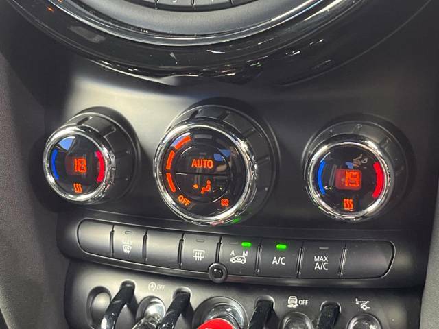 デュアルオートエアコン：運転席・助手席それぞれで温度設定が可能な独立式オートエアコンを標準装備しております