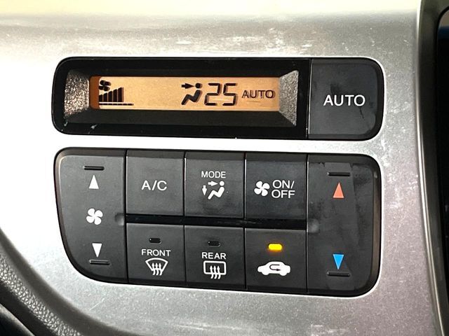 【オートエアコン】一度お好みの温度に設定すれば、車内の温度を検知し風量や温度を自動で調整。暑い…寒い…と何度もスイッチ操作をする必要はありません。快適な車内空間には必須の機能ですね♪