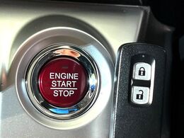 【Hondaスマートキー】カバンやポケットに入れたままでもドアの施錠・解錠が可能なスマートキーを装備。エンジンのオン・オフ時もカギを取り出す必要が無いからとっても便利です♪