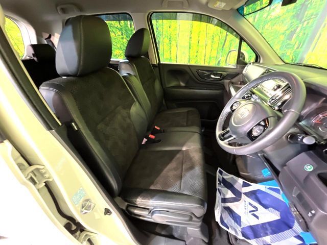 運転席シート廻りは使用感も少なく、良好な状態となっています。丁寧に使われていたことがよくわかりますね。