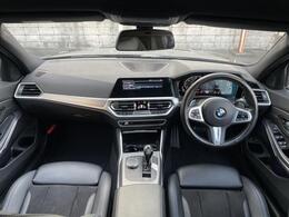 ドライバーに向かってレイアウトされた機能的なセンターコンソールやコントロール類がもたらす高い操作性。常に、運転に集中できるレイアウトがBMWの特徴です。