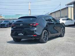 【MAZDA3】光の映り込みだけで、「面のうつろい」を表現し、見る場所、時間、天気によりさまざまな表情を見せ、見るたびに「このクルマにして良かった」と思っていただける車です。洗車も楽しくなります。