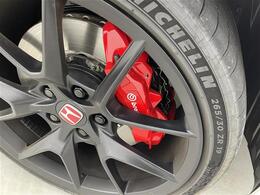 【Bremboキャリアー】高級モデルのみに許された、安心感のあるストッピングパワーに、高い耐久性などディスクブレーキとしての機能もさることながら、華々しいデザインと存在感でドレスアップの役割も！