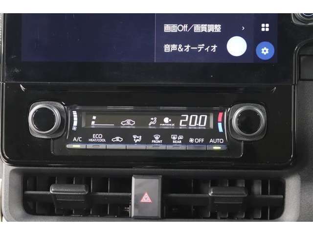 室内を快適温度にするオートエアコン！スイッチもシンプルで操作しやすく、オールシーズン快適なドライブに出かけられますね♪