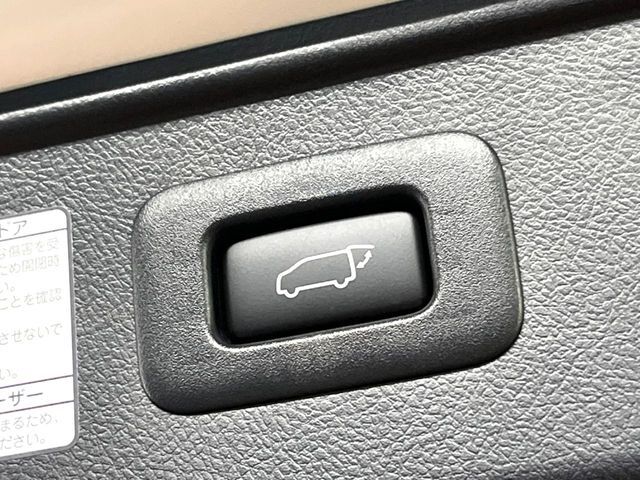 【パワーバックドア】スマートキーや運転席のボタンを押すだけでリアゲートが自動で開閉します！荷物を持っている時や、高い位置にあるバックドアを閉める際に便利な機能です♪