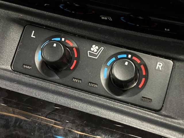 【シートベンチレーション】夏場は涼しい風でお尻や背中の熱やムレを防ぎ、冬はエアコンよりも早く温まってポカポカに！レザーシートにうれしい装備で、季節を問わず快適に過ごせます。