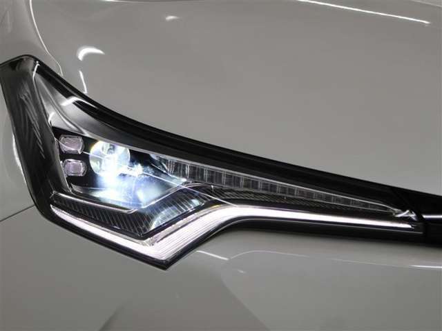 消費電力の少ないLEDヘッドランプを採用。ハイビームとロービームを自動で切替、夜間の歩行者などの早期発見をサポート。切替忘れを防ぐほか、手動操作の煩わしさも軽減します。