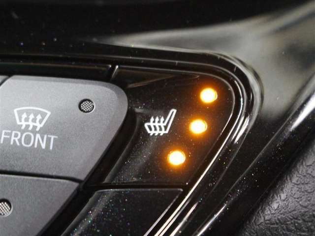 快適温熱シート(運転席・助手席)採用。長時間座っていると負担のかかりやすい肩や腰、寒い日に冷えやすい脚部に快適なぬくもりを伝えます。Hi-Mid-Loモードの3段階切替が可能です。