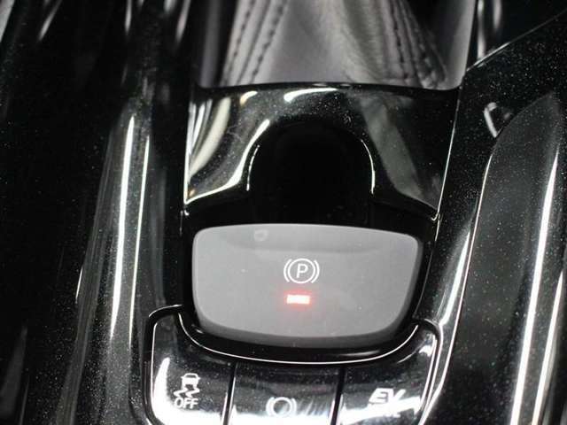 「HOLD」スイッチを押し、システムONの状態にしておくことで、渋滞や信号待ちなどでブレーキを踏んで停車した時にブレーキを保持。アクセルを踏むと解除されます。