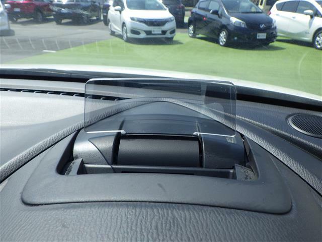 【ヘッドアップディスプレイ】運転中に情報をドライバーの目線に入りやすい位置に映し出す装置のことです。