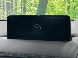 【10.25インチマツダコネクト】車内の雰囲気にマッチした大型ディスプレイ。スマホ接続でのナビ使用やBluetooth再生等、様々な機能が楽しめます。直感的なダイヤル操作が可能で、使い勝手も良好です。