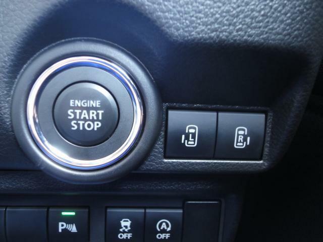 ［キーレスプッシュスタートシステム］リモコンキーが車内にある状態でブレーキを踏みながらボタンを押すだけで、エンジンのスタートが出来ます！