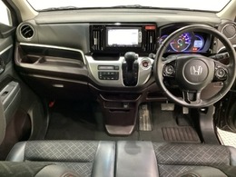 車内は光触媒抗菌消臭施工済です。インパネ周りはスタイリッシュなデザインで機能や装備も充実しています。グローブボックスやカップホルダーのほかにトレーなどたくさんの収納スペースが付いています。