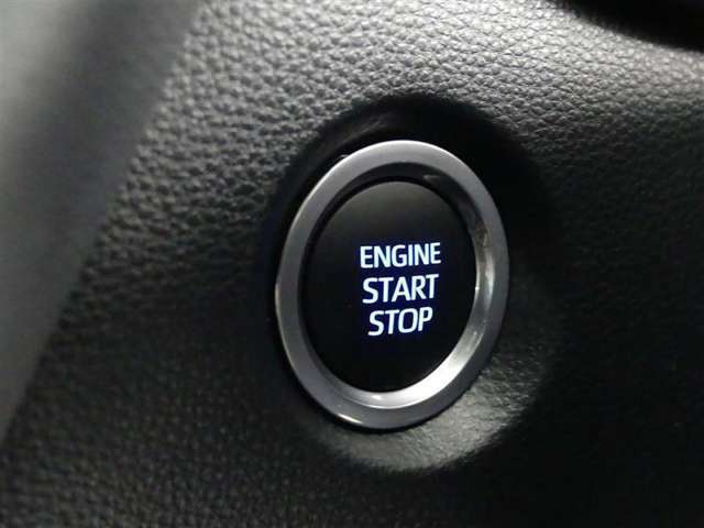 ボタンを押すとエンジンが始動します！ブレーキを踏みながらでないと始動しませんので安全です！