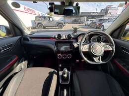【室内】コックピット。車内もキレイで嫌な臭いもありません！ご納車後の臭いが付きにくくなる「空気触媒コーティング」もあります。