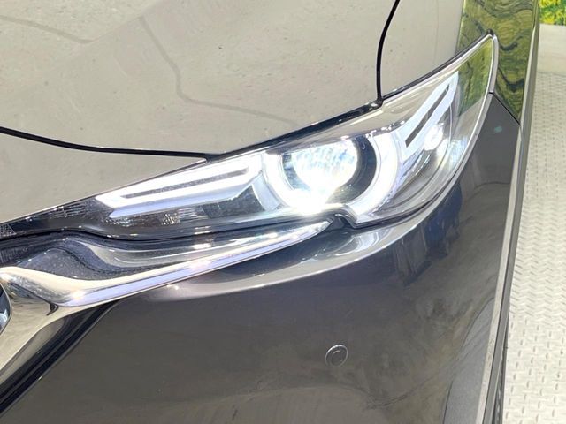 【LEDヘッドライト】悪天候や夜間走行時も良好な視界を確保し安心して運転できる高輝度LEDヘッドライトを装備！点灯速度が早く、消費電力も抑えられています。