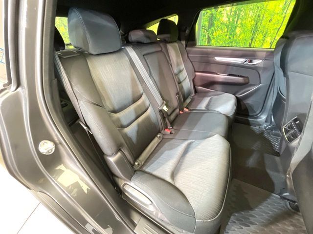 後部座席も気になるようなキズ・汚れやへたり等、大きなダメージはなく、良好な状態です。