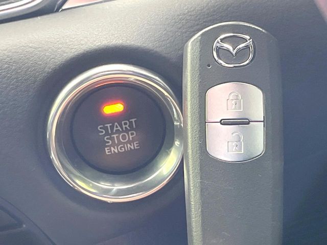 【アドバンストキー】カバンやポケットに入れたままでもドアの施錠・解錠が可能なスマートキーを装備。エンジンのオン・オフ時もカギを取り出す必要が無いからとっても便利です♪