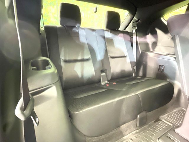 3列目シートはもちろん状態良好☆大人でもゆったりと座って頂けますので、大人数でのお出かけもラクラクです♪ご家族で、気の知れた仲間で、ドライブに行くのが楽しみですね♪