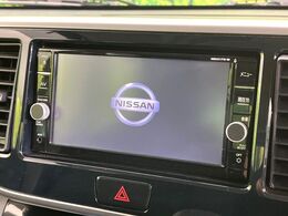 【純正ナビ】人気の純正ナビを装備しております。ナビの使いやすさはもちろん、オーディオ機能も充実！キャンプや旅行はもちろん、通勤や買い物など普段のドライブも楽しくなるはず♪