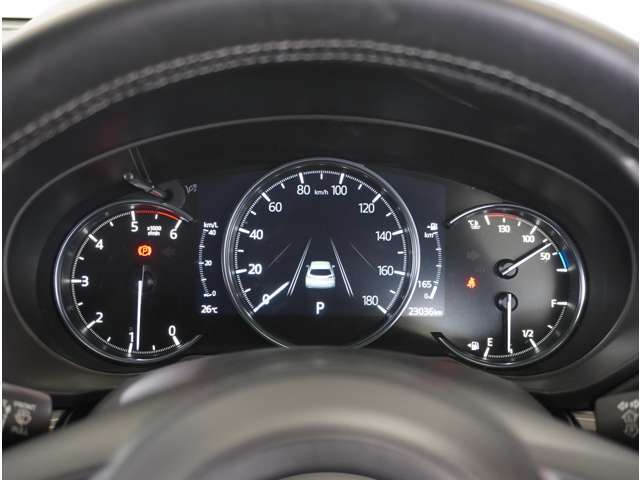 【明るく見やすいメーター】視認性が良く明るく見やすいメーター。運転者にとって見やすいメーターは運転していても疲れないですよね。