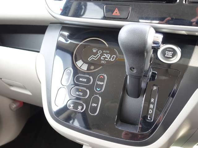 タッチパネルオートエアコンは操作も簡単で分かりやすいです！これで車内はいつでも快適です！