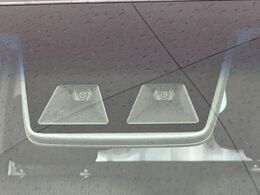 【スマートアシスト】走行中に前方の車両等を認識し、衝突しそうな時は警報とブレーキで衝突回避と被害軽減をアシスト。より安全にドライブをお楽しみいただけます。