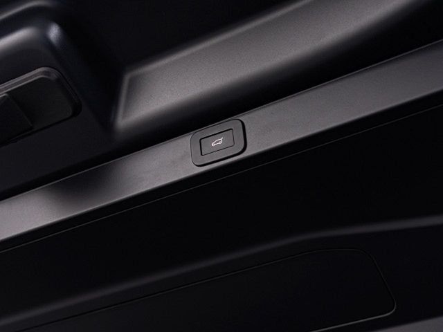 ボタン1つで自動開閉するパワーテールゲート搭載！ドアを上げ下げすることなく楽々開閉。開ききった状態の高さも任意の位置で設定できるので、普段お使いの車庫などでもぶつける心配はありません♪