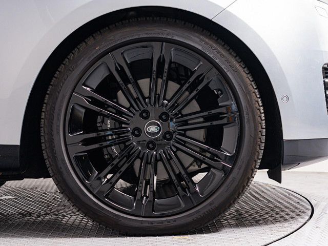 23インチブラックアルミホイール装備！力強さと重厚感を感じさせる立体感のあるスポーク、車体全体のバランスを考慮した洗練されたデザイン性でレンジローバーの魅力を際立たせます！