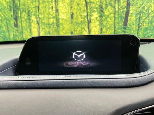 【8.8インチマツダコネクト】車内の雰囲気にマッチした大型のディスプレイ。スマホ接続でのナビ使用やBluetooth再生等、様々な機能が楽しめます。直感的なダイヤル操作が可能で、使い勝手も良好です。