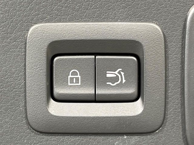 【パワーバックドア】スマートキーや運転席のボタンを押すだけでリアゲートが自動で開閉します！荷物を持っている時や、高い位置にあるバックドアを閉める際に便利な機能です♪